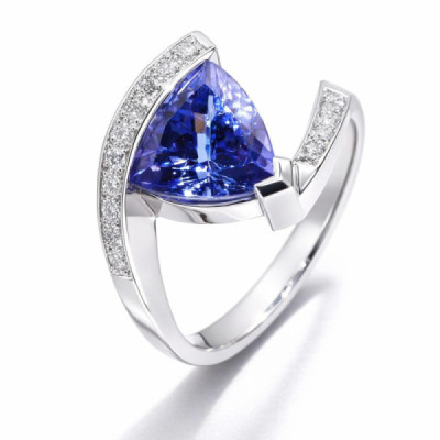 Ring White Gold 750 Tanzanite AAA Trillion 8.5mm and Diamonds